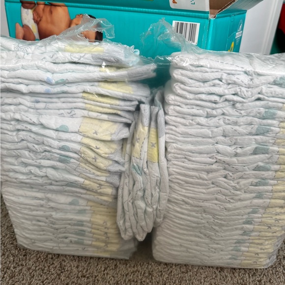 Pampers Swaddlers Diapers Size 2 Pack of 131 New - Picture 4 of 4